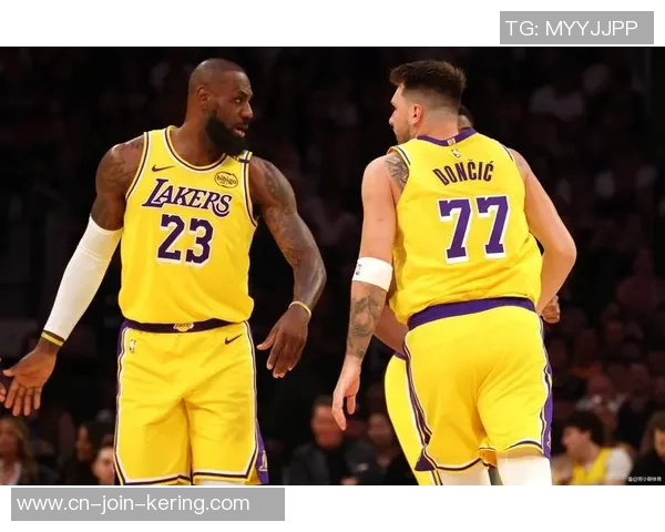 詹姆斯队与字母哥队激战第四节精彩瞬间回顾与分析